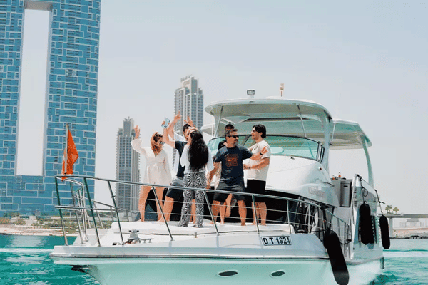 Dubai: Magical 1 hour Marina Tour in Luxury Yacht with Tropical Drinks 