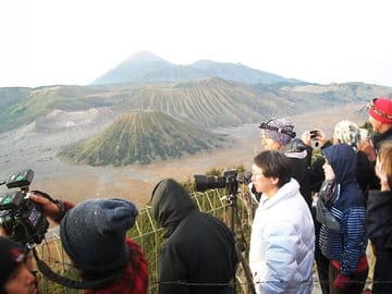 Waiting for the sunrise at Penanjakan Hill's summit
