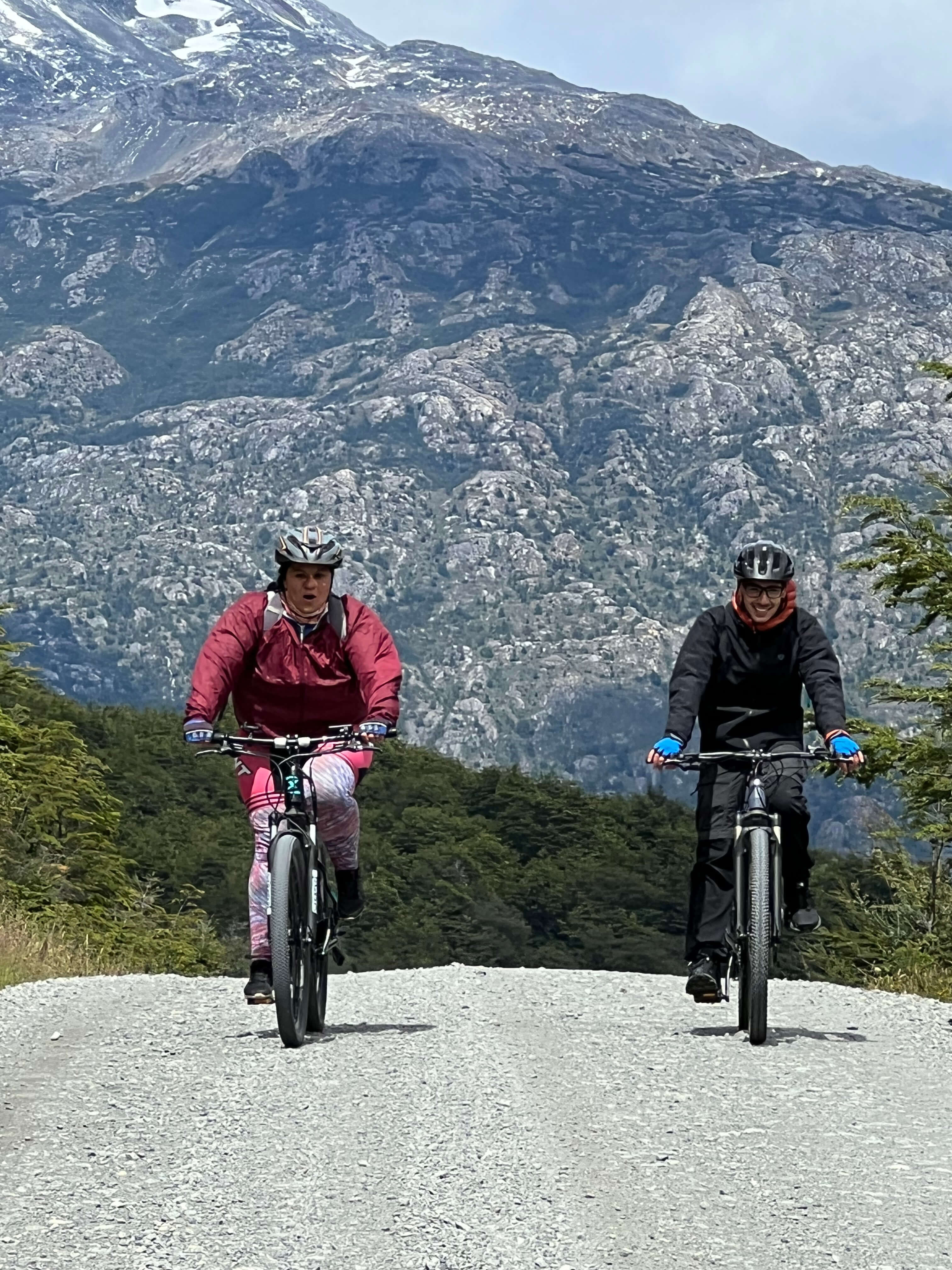Ebike tour SURí: Ciclistas camino al Río Mayer, Carretera Austral, Villa O'Higgins