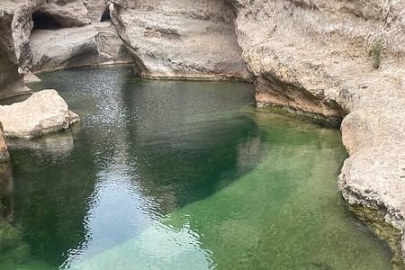 Private Tour to Wadi Shab & Bimmah Sinkhole: Adventure Awaits