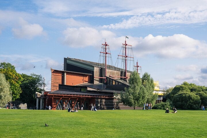 Private VIP Stockholm City Tour – Car, Guide, Snacks & Water Incl 9