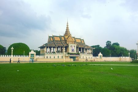 Phnom Penh Cultural and Historical Tour: Royal Palace, Museums & Markets