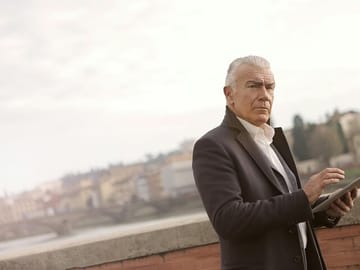 Photoshoot Walking Tour at Ponte Vecchio in Florence