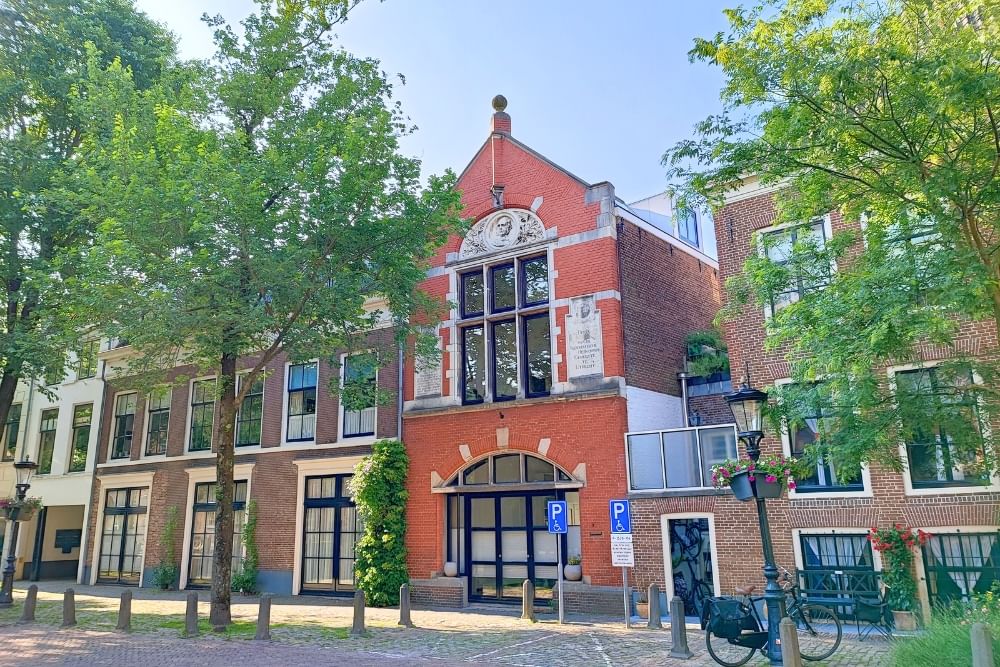 Perspective of historic house along the route of the Utrecht scavenger hunt City Detective.
