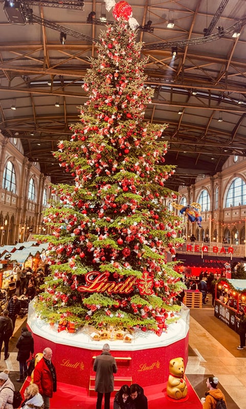 A grande árvore de Natal da estação central de Zurique.