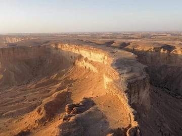 3-Day Tour: Edge of the World, City tour and Red Sand from Riyadh