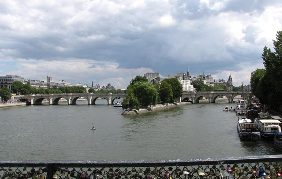 Historic Walking Tour of Paris: Sainte-Chapelle to the Louvre