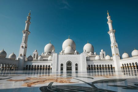 Sheikh Zayed Grand Mosque Tour with Buffet Lunch From Dubai