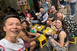 03 Hours Hanoi Street Food Tour with Real Foodies & Local Guide