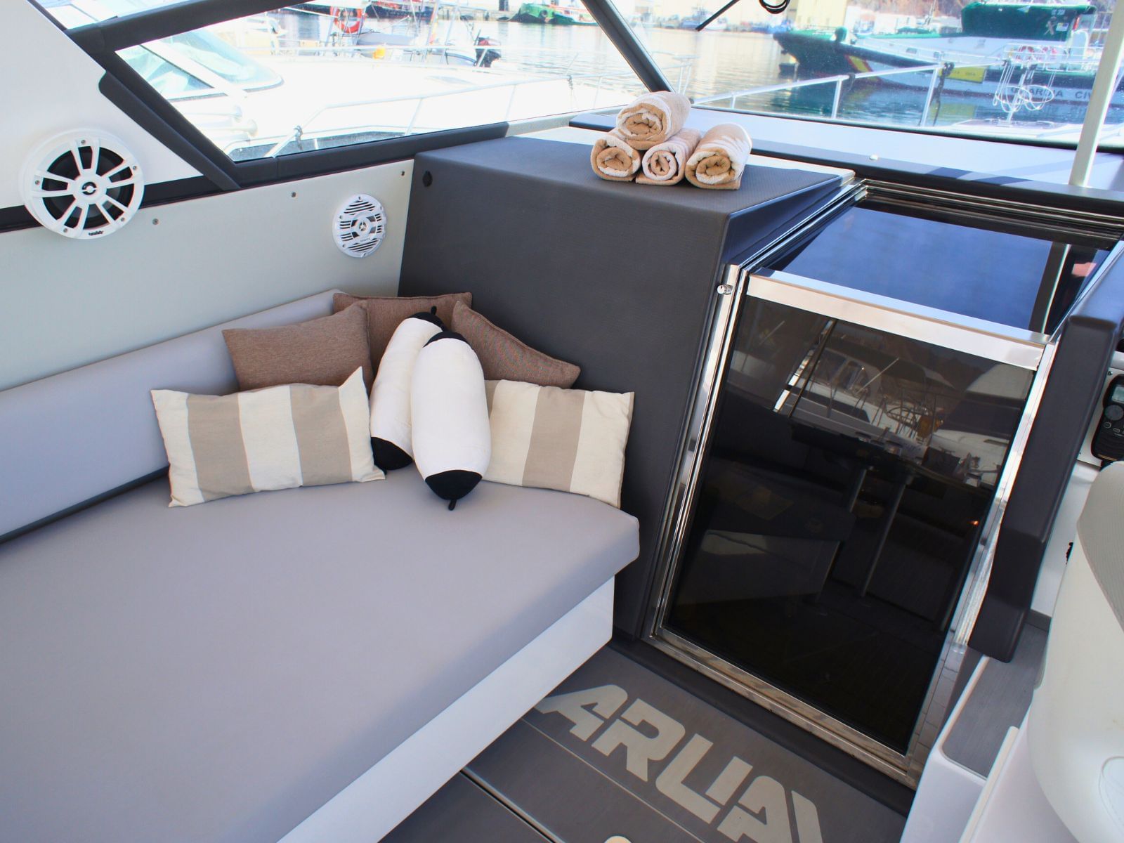 Vista en detalle de los cómodos asientos y otros detalles de lujo del ARUAL.