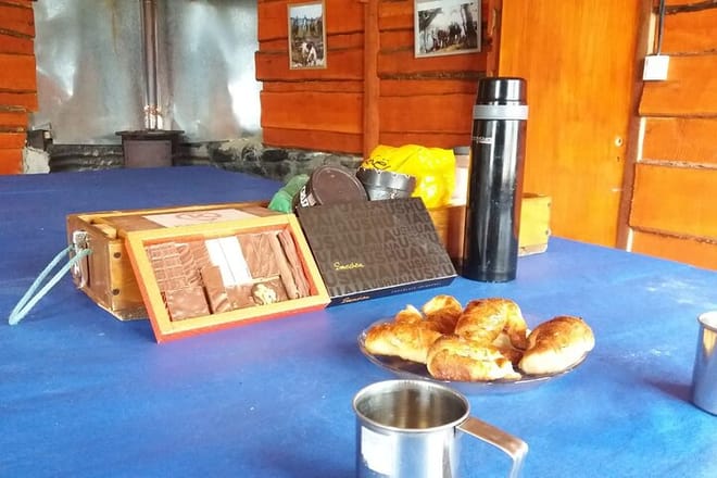 A rich snack on the side of Lake Fagnano