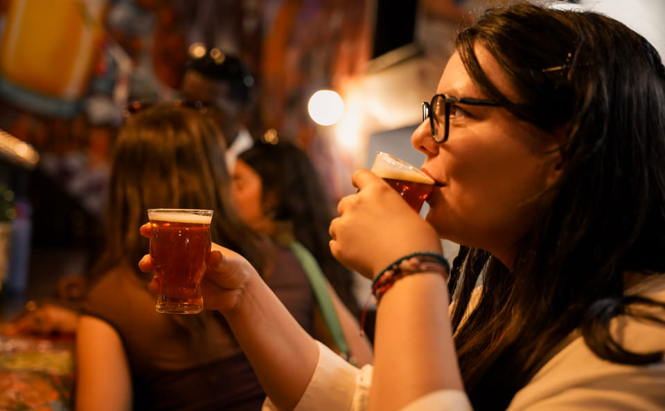 Barcelona: Beer Tasting with Drinks Included & Live Music