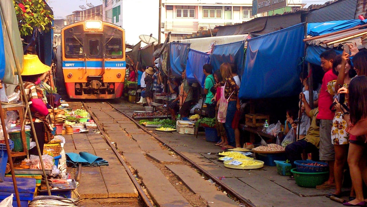 The Best of Damnoen Saduak (Floating) & Maeklong (Railway) Market 3