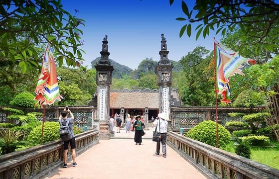 Ninh Binh Daily Tour: Hoa Lu – Am Tien Cave- Trang An boat ride