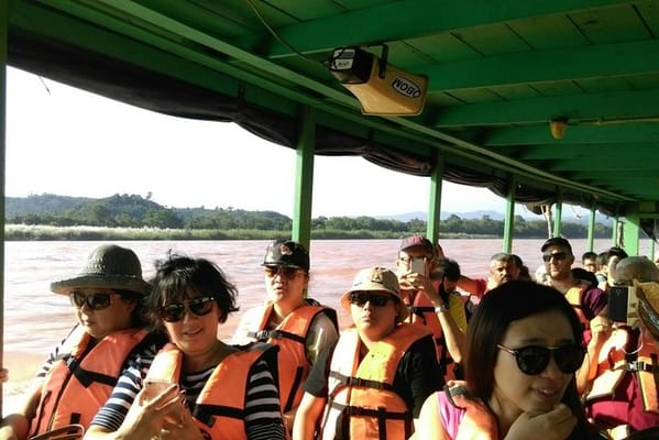 Chiang Mai-Chiang Rai: White and Blue Temple-Black Museum-Golden Triangle-Boat Trip