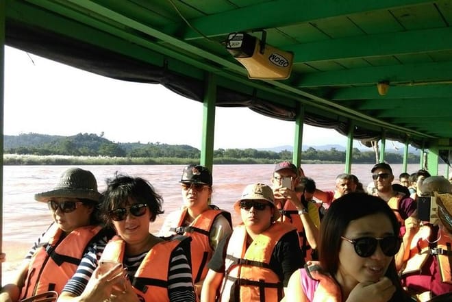 Chiang Mai-Chiang Rai: White and Blue Temple-Black Museum-Golden Triangle-Boat Trip