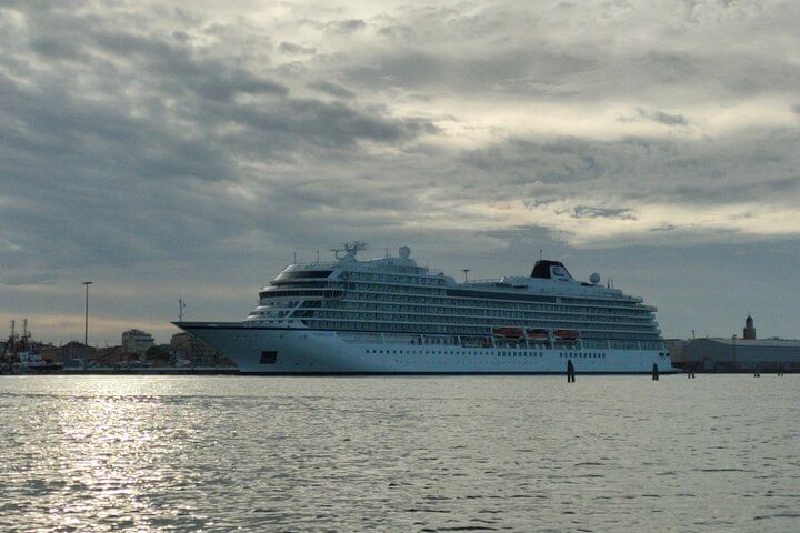 Chioggia: Canals boat tour and take picture of cruise ship