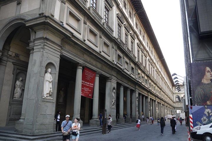 External view of Piazzale degli Uffizi and Uffizi Gallery