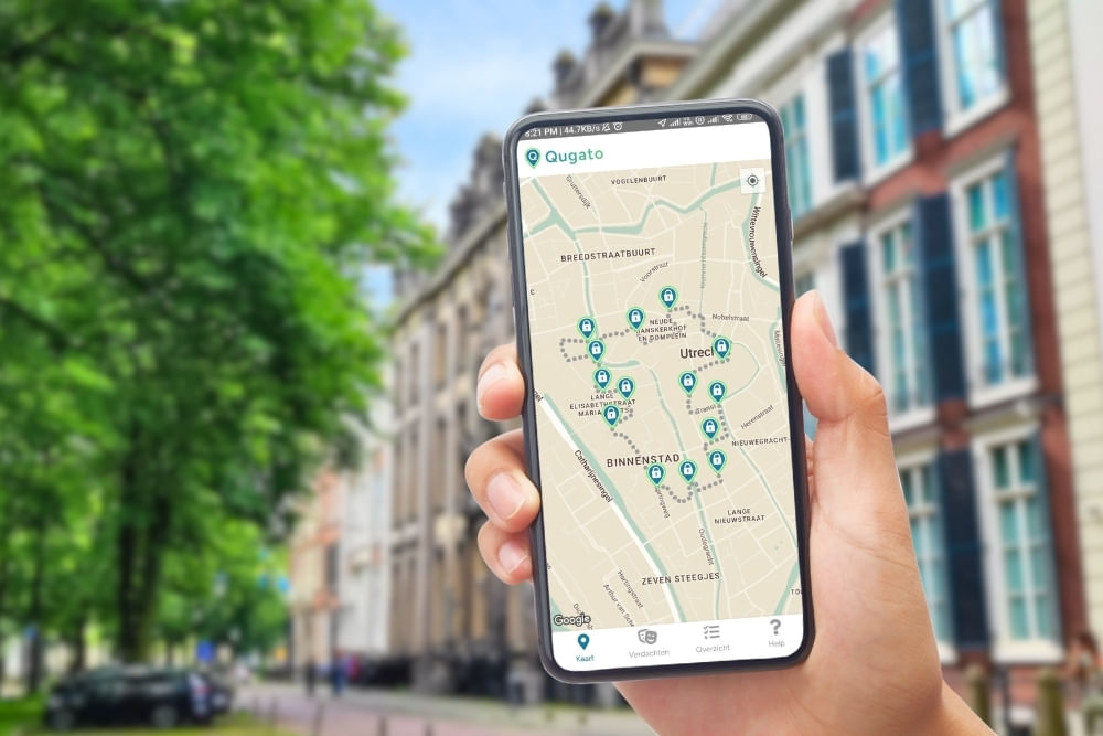 App interface screenshots of the map with the road of the City Detective The Hague scavenger hunt. 