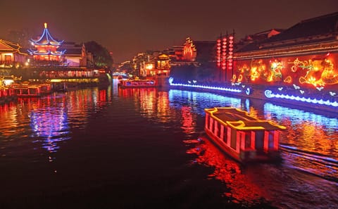 Qinhuai River Cruise and Confucius Temple Tour in Nanjing