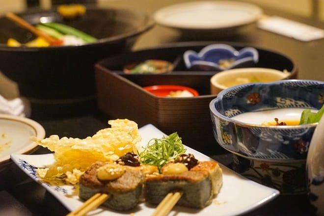Kyoto Night Foodie Tour in Gion (9+ dishes + 6 Sake tastings) 3