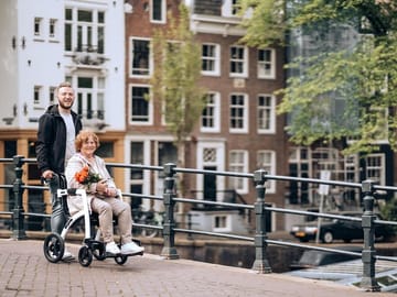Photoshoot Experience at Damrak Waterfront in Amsterdam
