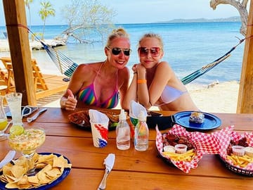 West Bay Beach Day Tour with Transfers from Roatan