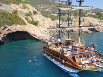 Catamaran Yacht Tour with Lunch in Alanya, Türkiye
