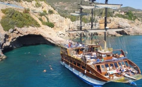 Catamaran Yacht Tour with Lunch in Alanya, Türkiye