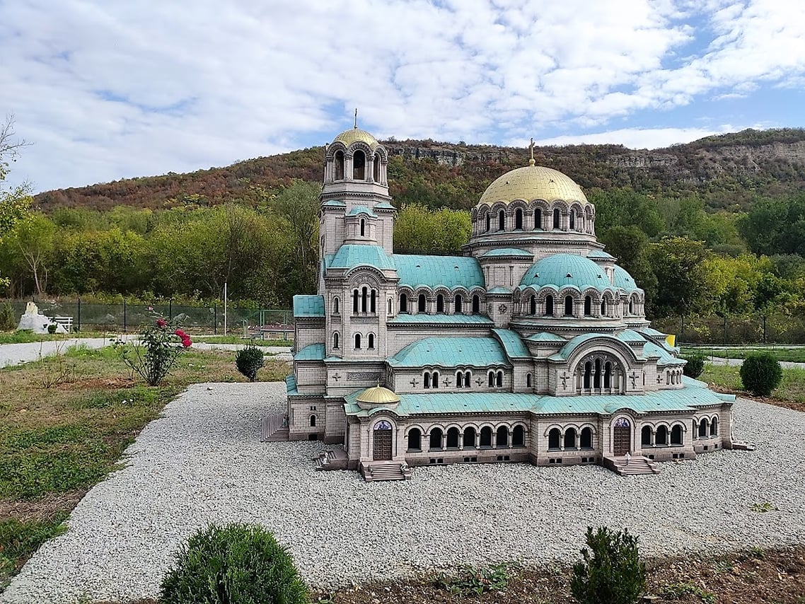 Guide and Entrance for the Mini Bulgaria Park near Veliko Tarnovo 9