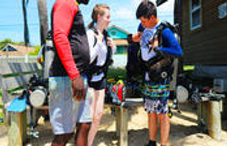 Discover Scuba Diving in Coxen Hole, Honduras