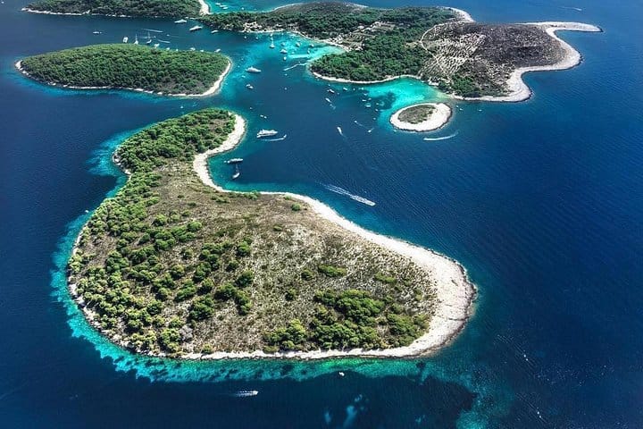 Red Rocks & Hells' Islands Private Getaway Tour 10