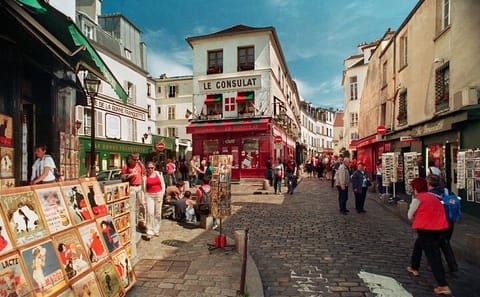 Montmartre Walking Tour with Street Art and Drink Tasting