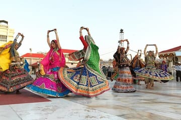 Udaipur Heritage Tour with Vintage Cars and Havelis