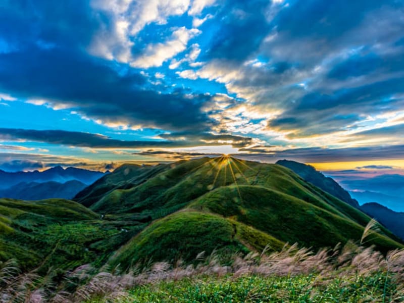 Wugong Mountain 2-Day Alpine Grassland Trek with Sunrise & Stargazing