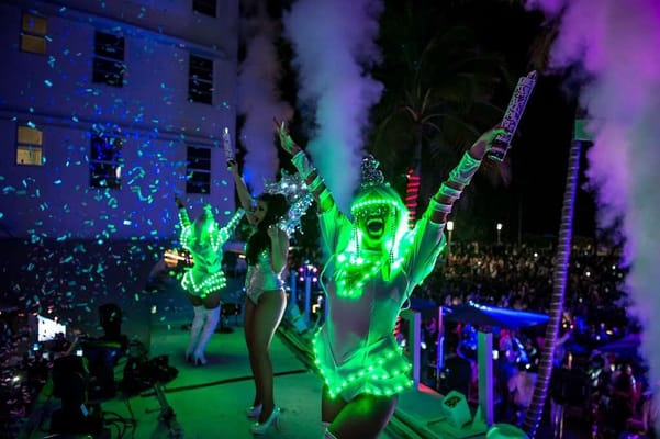 Ultimate Party in Miami : Booze Cruise with Free Open Bar, Nightclub & Party Bus