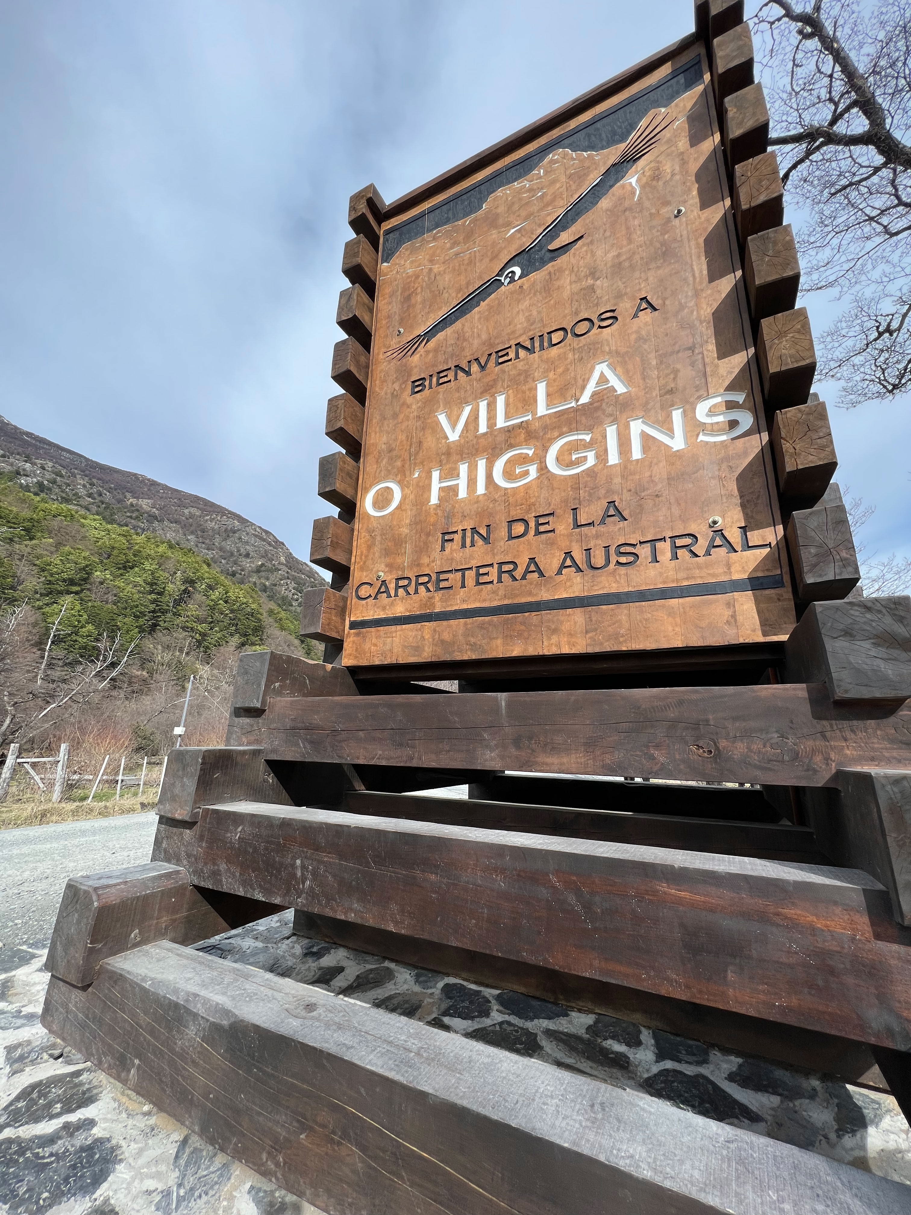 Cartel Totem de bienvenida en la entrada de Villa O'Higgins