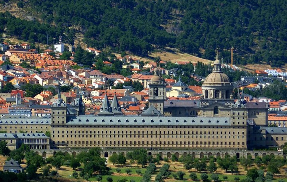Explore El Escorial: Royal Monastery and Tombs Tour