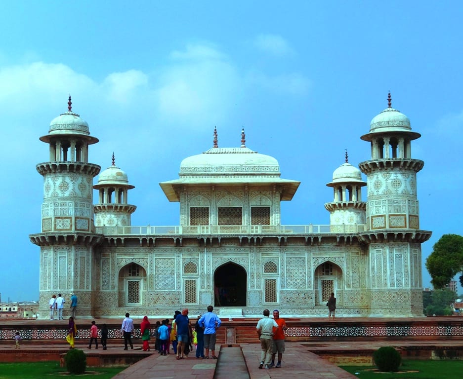 Agra Sightseeing tour Includes Guide and Private AC vehicle 4