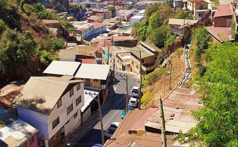 Valparaiso private walking tour of history and art landmarks