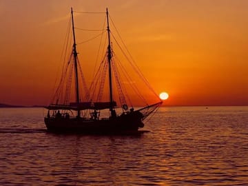 Alanya Sunset Boat Tour with Dinner and Soft Drinks