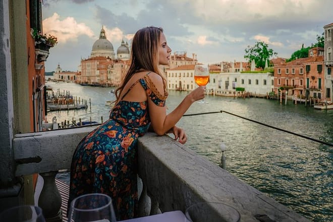 Gondola Ride and Aperitif in a Venetian Palace 7