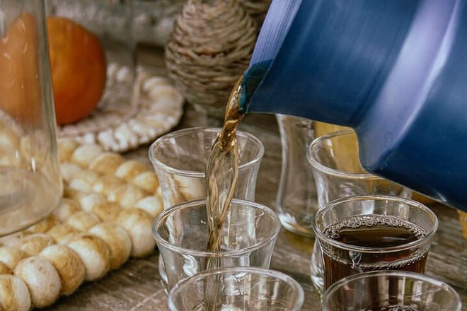 Taste Cretan mountain tea to identify tastes and aromas