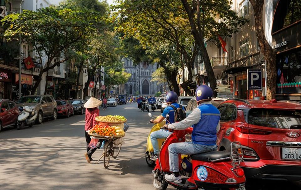 Hanoi Motorcycle City Tour with Local Guide and Vespa Ride