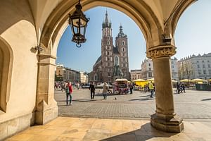Krakow: Old Town Tour by Golf Cart and Vistula Cruise by Catamaran