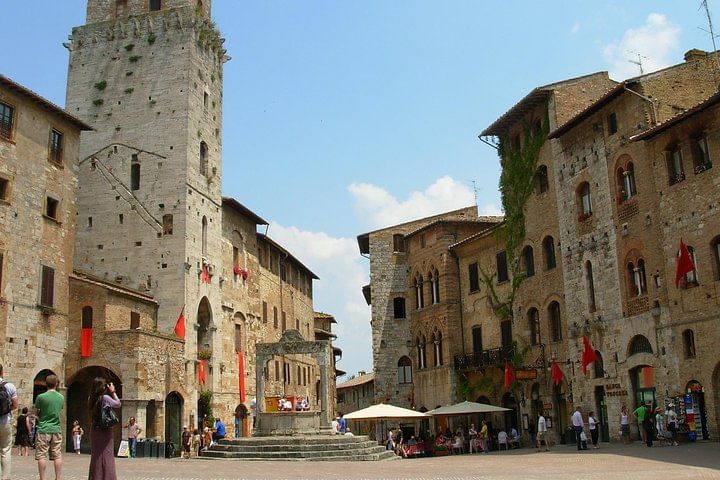 Wide view of San Gimignano's main square with its medieval well