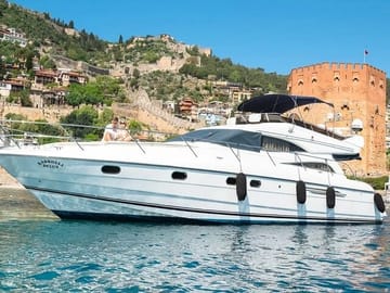 Private Yacht Tour Along the Coastline of Alanya