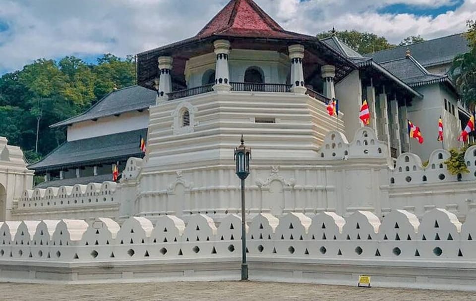 Kandy and Pinnawala Elephant Orphanage Day Trip from Negombo