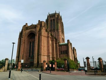 Liverpool City Tour from Manchester: 7-Hour Guided Experience