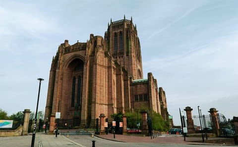 Liverpool City Tour from Manchester: 7-Hour Guided Experience